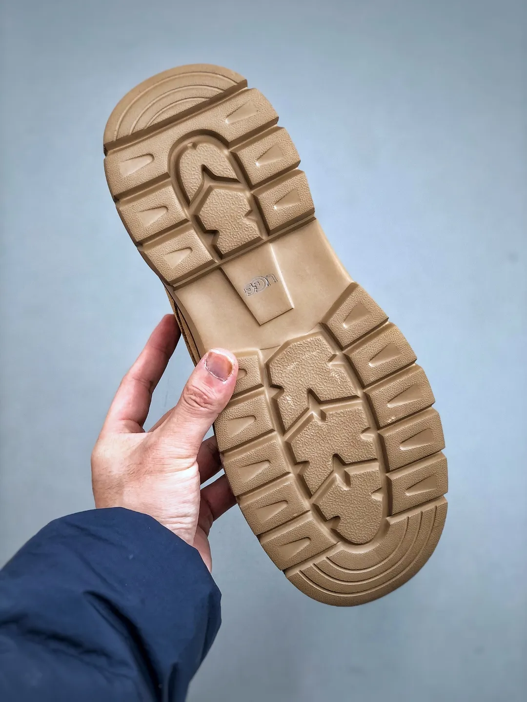 Local 💰560 supports store opening New goods 🚀 #UGG New products for autumn and winter (plush integrated lining 🔥warm and heat-locking) must-have outdoor mid-top casual Martin boots snow boots series Guangdong factory quality Autumn and winter new styles Fashion trend matching The fabric is made of Italian imported frosted cowhide. The whole shoe is made of genuine cowhide. The outsole and hardware are all made from OEM raw materials. Good products do not kill pigs. The quality of the first order is strictly controlled. A full set of official website unified packaging. This year’s winter cold-proof outdoor products are a must-have for daily casual matching for sportsmen‼ American affordable luxury brand [UGG] Tasman Weather Hybrid Tasman hybrid series mid-top lightweight casual Martin boots "Size: 38-44 (one size larger than sports shoes)